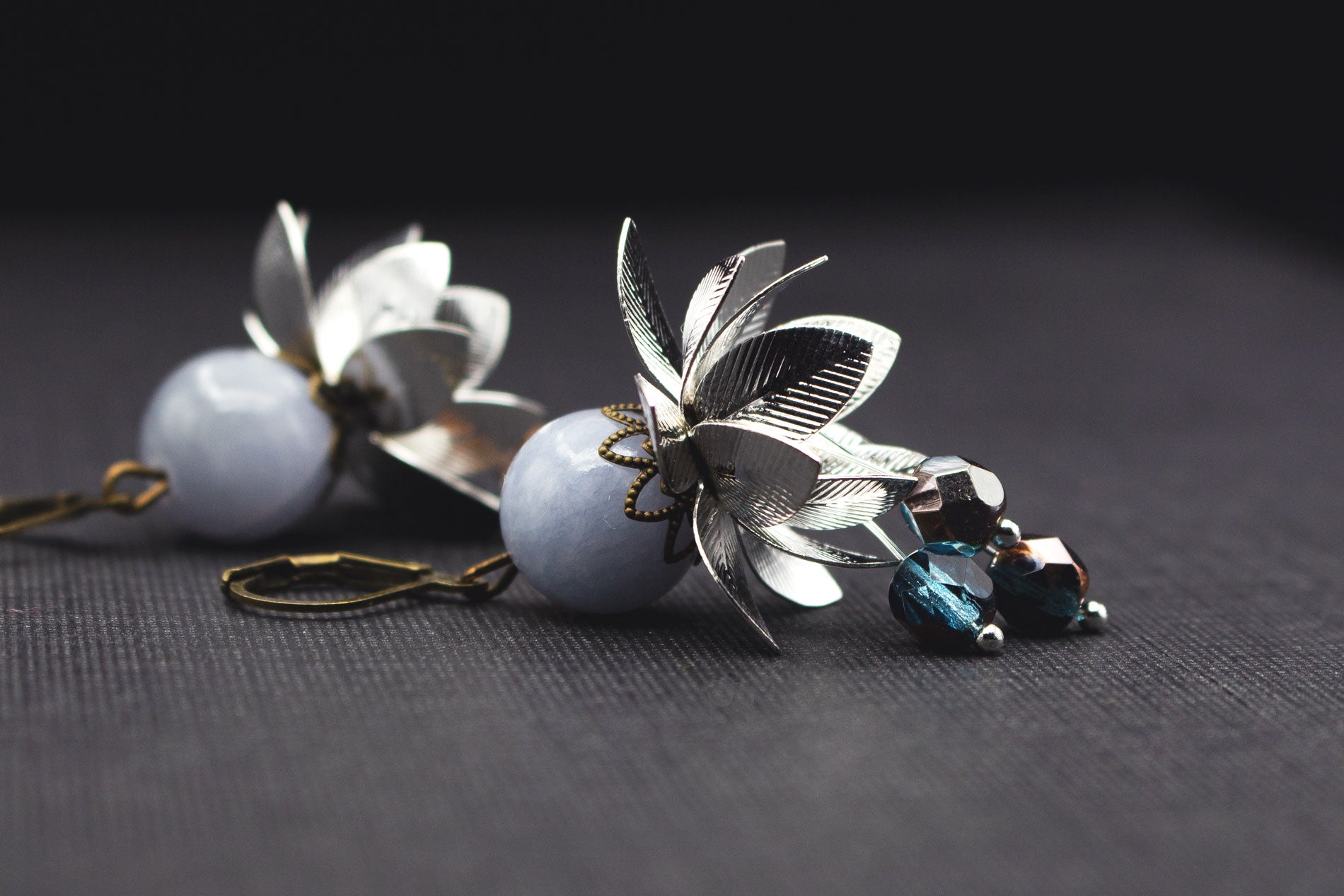 Blumenohrringe Grau Montana Blau mit Glasperlen – eleganter Schmuck in Bronze und Silber