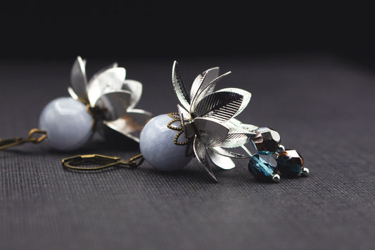 Blumenohrringe Grau Montana Blau mit Glasperlen – eleganter Schmuck in Bronze und Silber