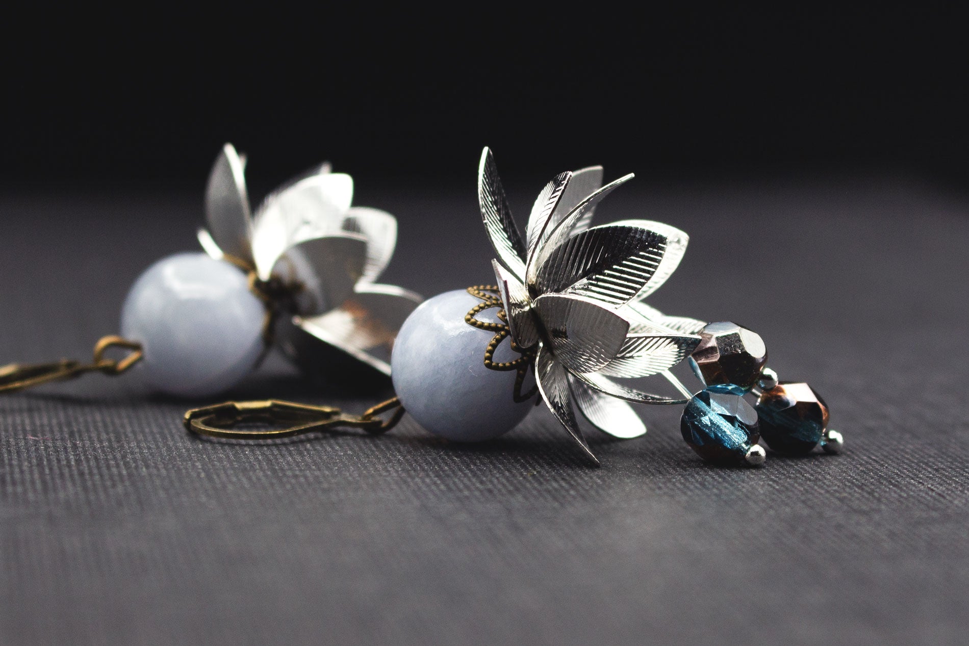 Florale Ohrringe mit grauen Glasperlen und Montana Blau – festlicher Schmuck für Hochzeit und Abend