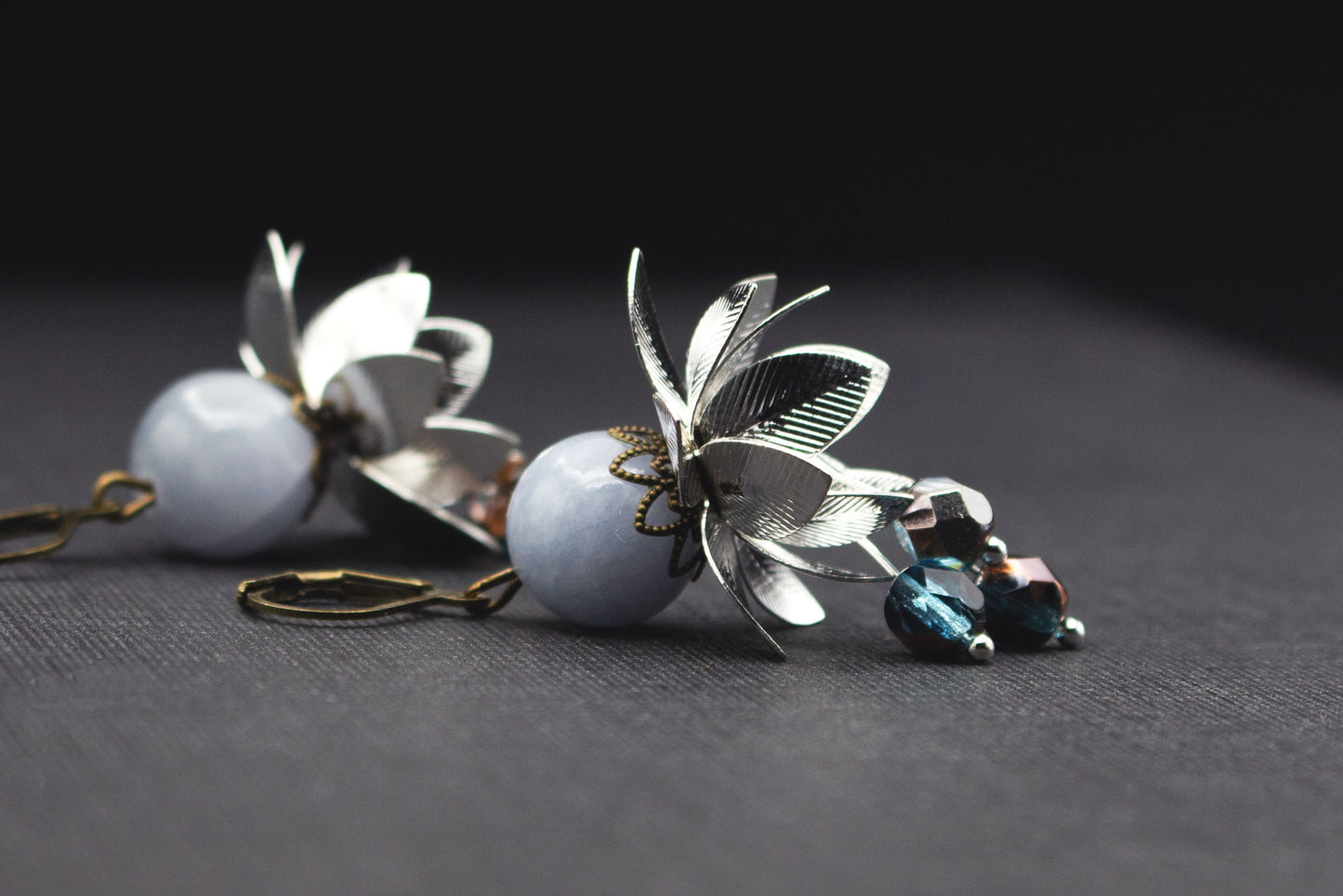 Blumenohrringe Grau Blau mit Metallblüten – stilvoller Schmuck im Vintage-Stil