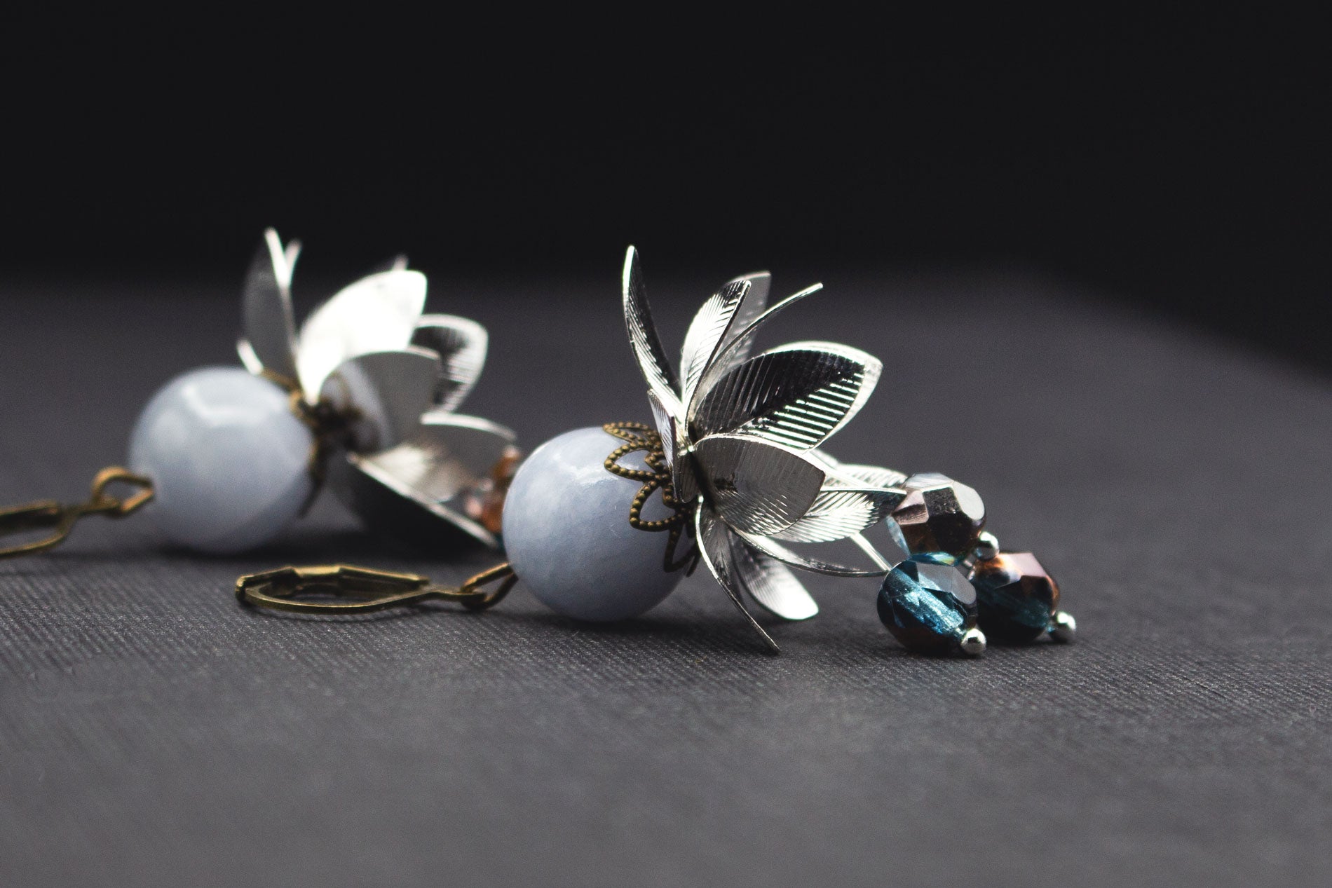 Blumenohrringe Grau Blau mit Metallblüten – stilvoller Schmuck im Vintage-Stil
