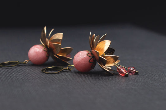 Blumenohrringe Rosa Kupferrot mit Glasperlen – eleganter Ohrschmuck aus Metall für Frauen