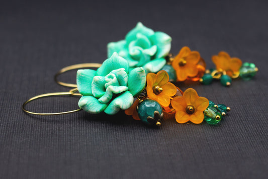 Boho-Creolen mit Fimo-Blumen in Grün und Weiß, Acrylblüten und Glasperlen in Orange
