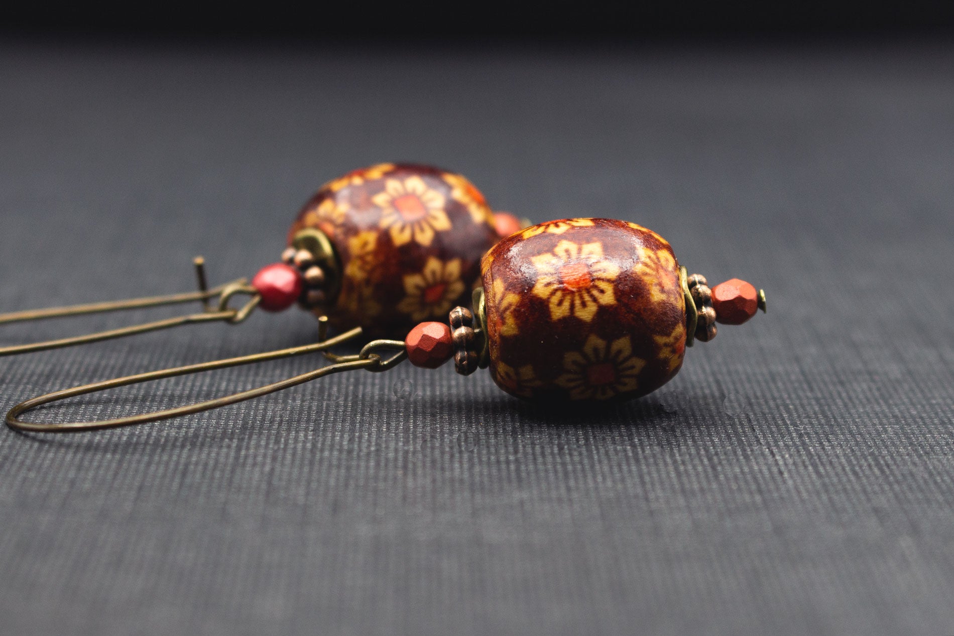 Boho Ohrringe aus Holz mit Blumenmotiv und kupferfarbenen Glasperlen – Natur Schmuck für Frauen