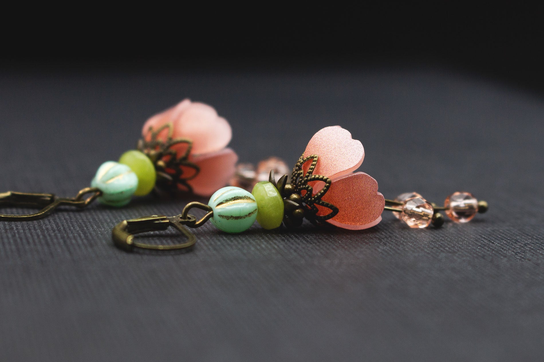 Boho Ohrringe mit Acrylblüten in Apricot-Rosa, Lindgrün und mintfarbenen Perlen
