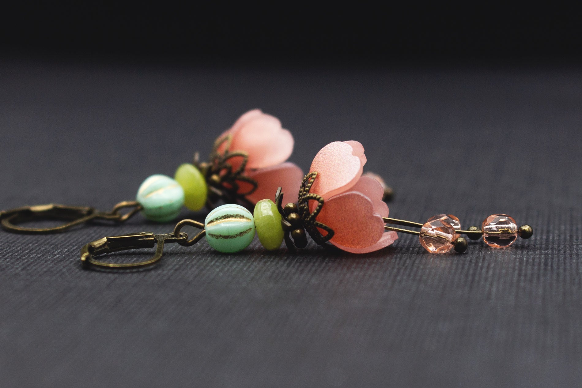 Detailaufnahme von Boho Ohrringen mit Apricot-Rosa Blüten, Lindgrün und mintfarbenen Perlen