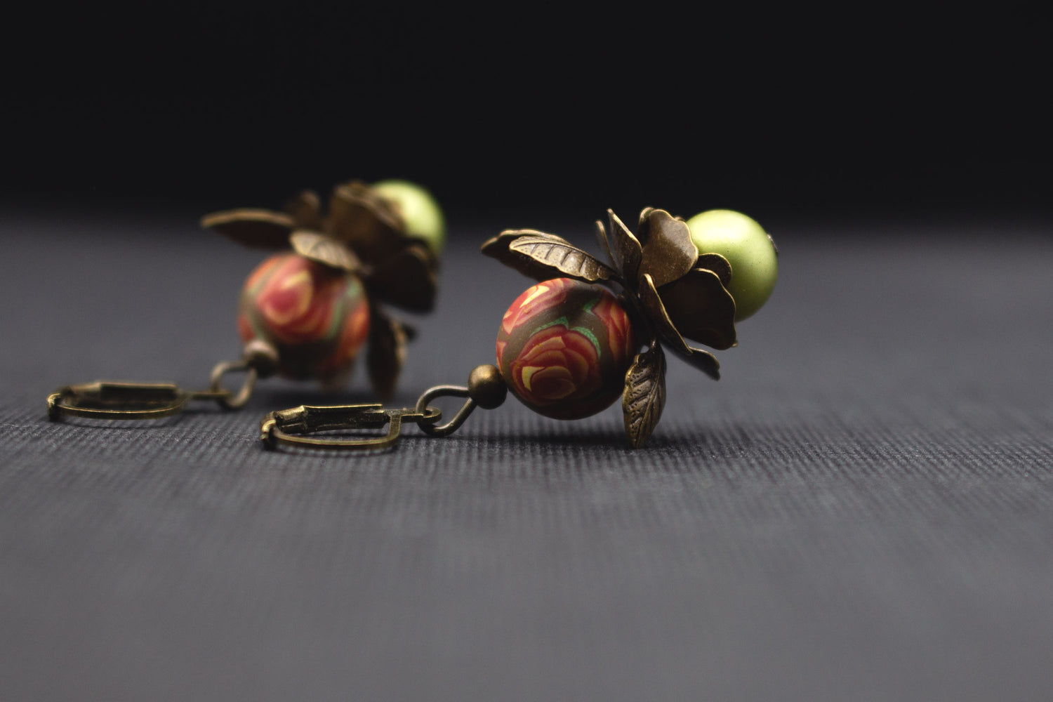Boho Ohrringe mit Fimo-Perlen in Braun Rot Grün – floraler Vintage Schmuck