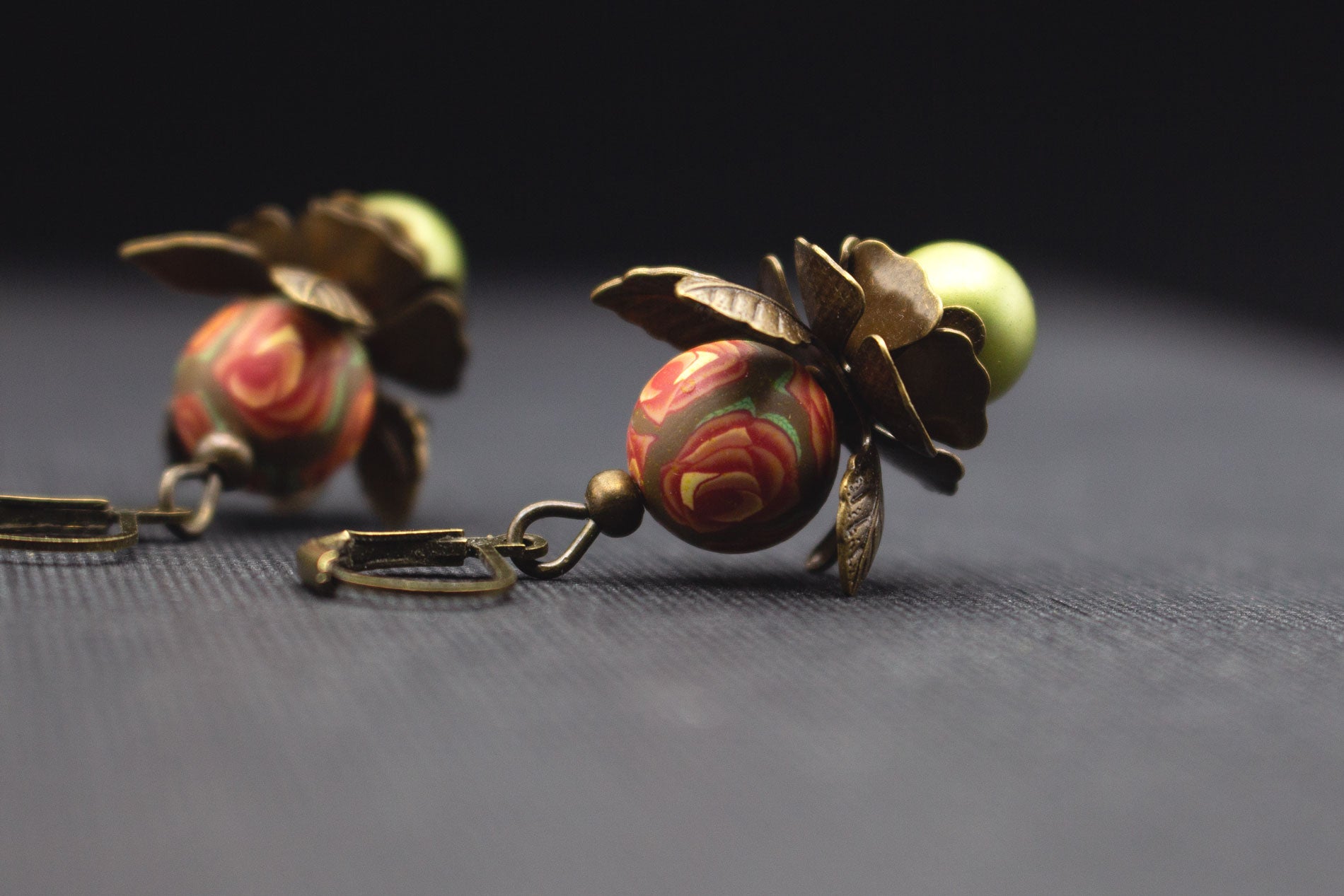 Boho Ohrringe Braun Rot Grün mit olivgrüner Glasperle – verspielter Schmuck im Vintage-Stil
