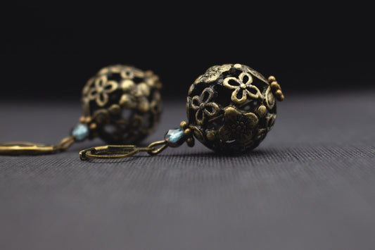 Boho Ohrringe mit offener Metallperle im Blumenmuster – filigraner Schmuck romantisch