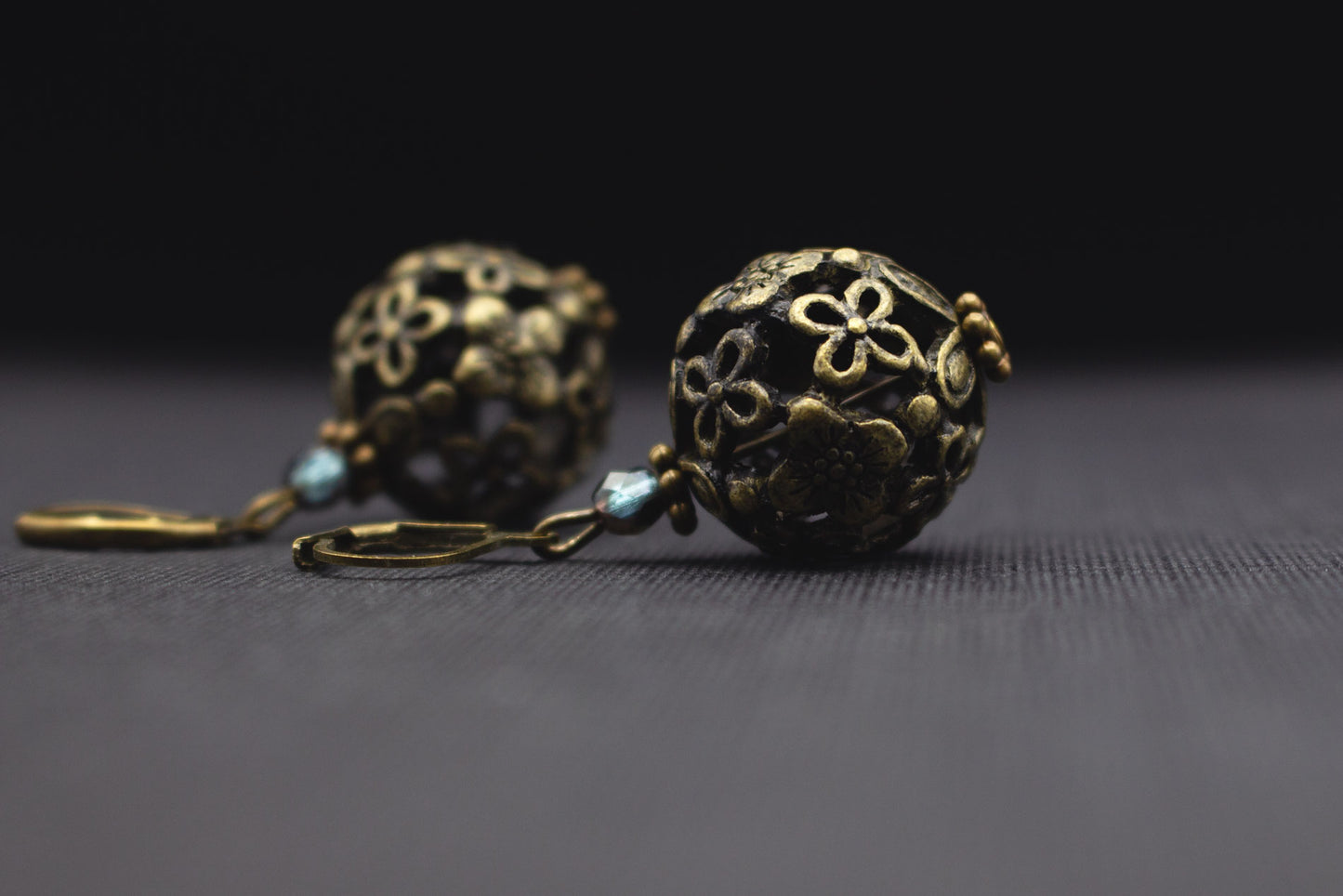 Filigrane Boho Ohrringe mit Metallperle und Glasperle in Blau-Bronze – eleganter Ohrschmuck