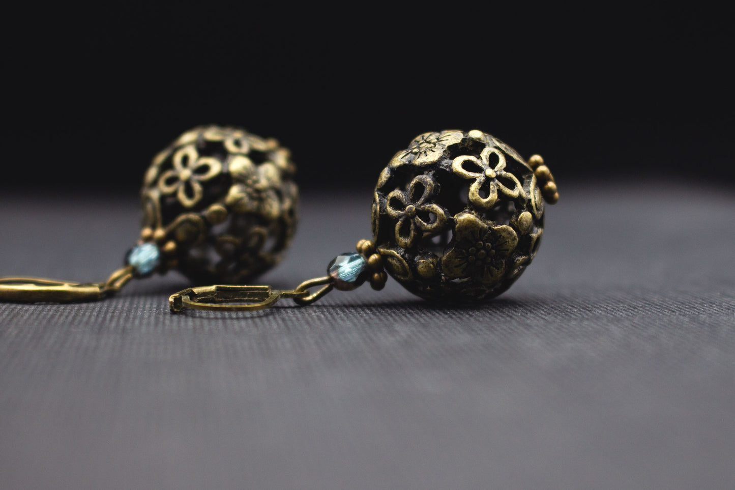 Boho Ohrringe Blumenmuster mit Metallperle – romantischer Schmuck verspielt und modern