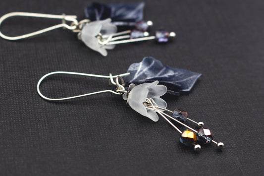 Boho-Ohrringe mit weißen Acrylblüten, Glasperlen in Grau und Bronze sowie dunkelgrauen Blättern