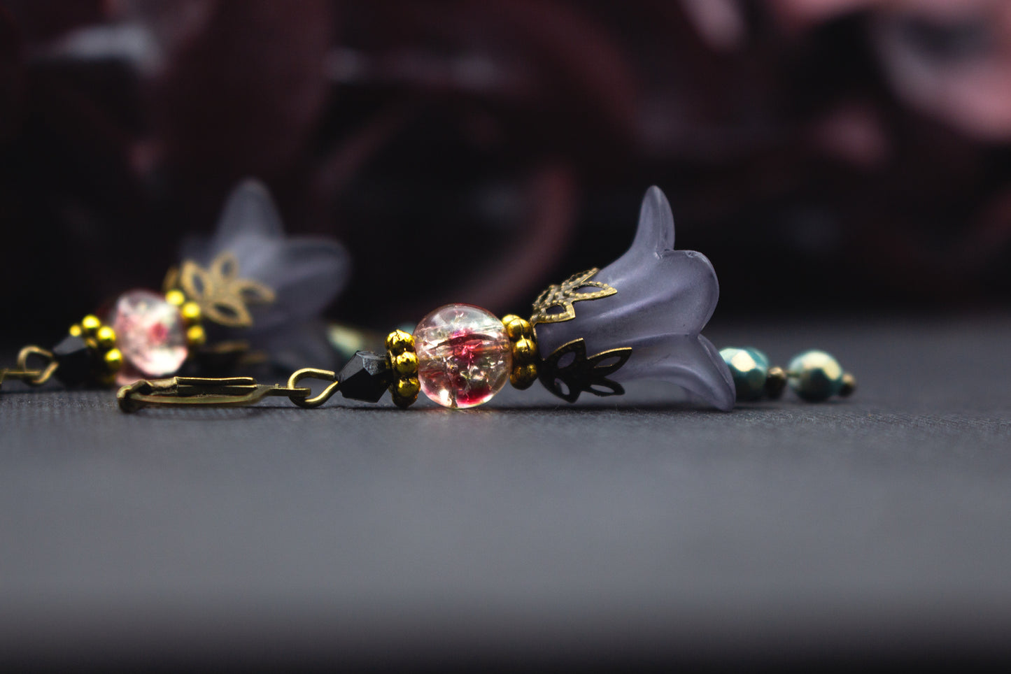 Ohrhänger grau gold romantisch – handgemachter Schmuck mit Blüten und roséfarbenen Glasperlen