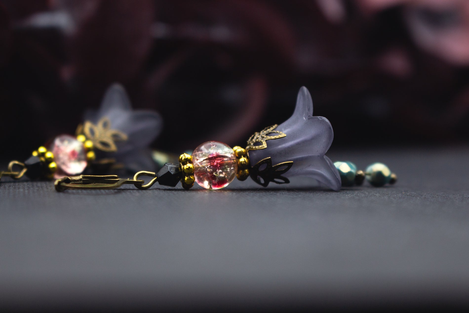 Ohrhänger grau gold romantisch – handgemachter Schmuck mit Blüten und roséfarbenen Glasperlen