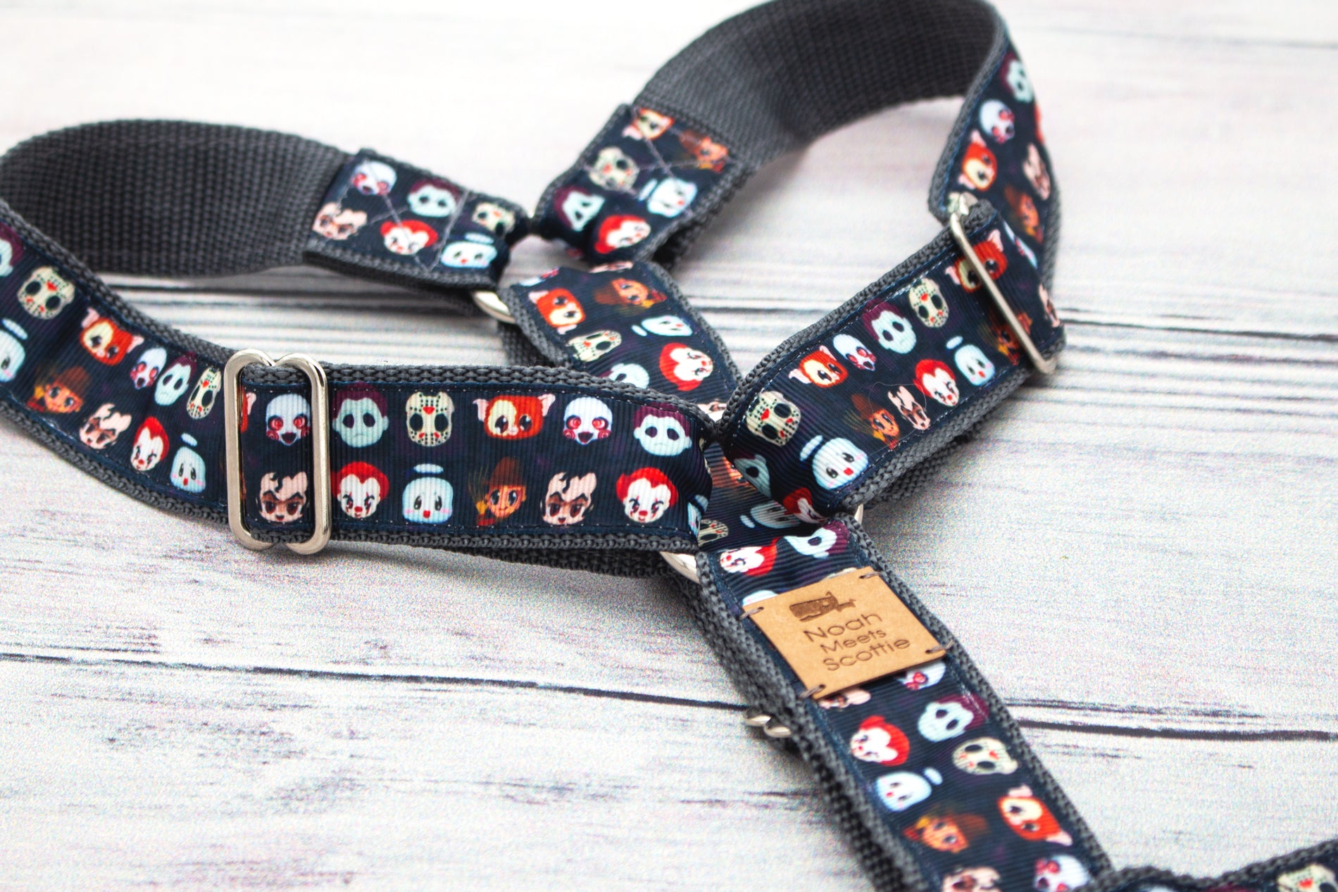 Hundegeschirr CREEPER CREW mit spooky Cartoon-Gesichtern, gruselig-niedriges Horror-Design in Dunkelgrau