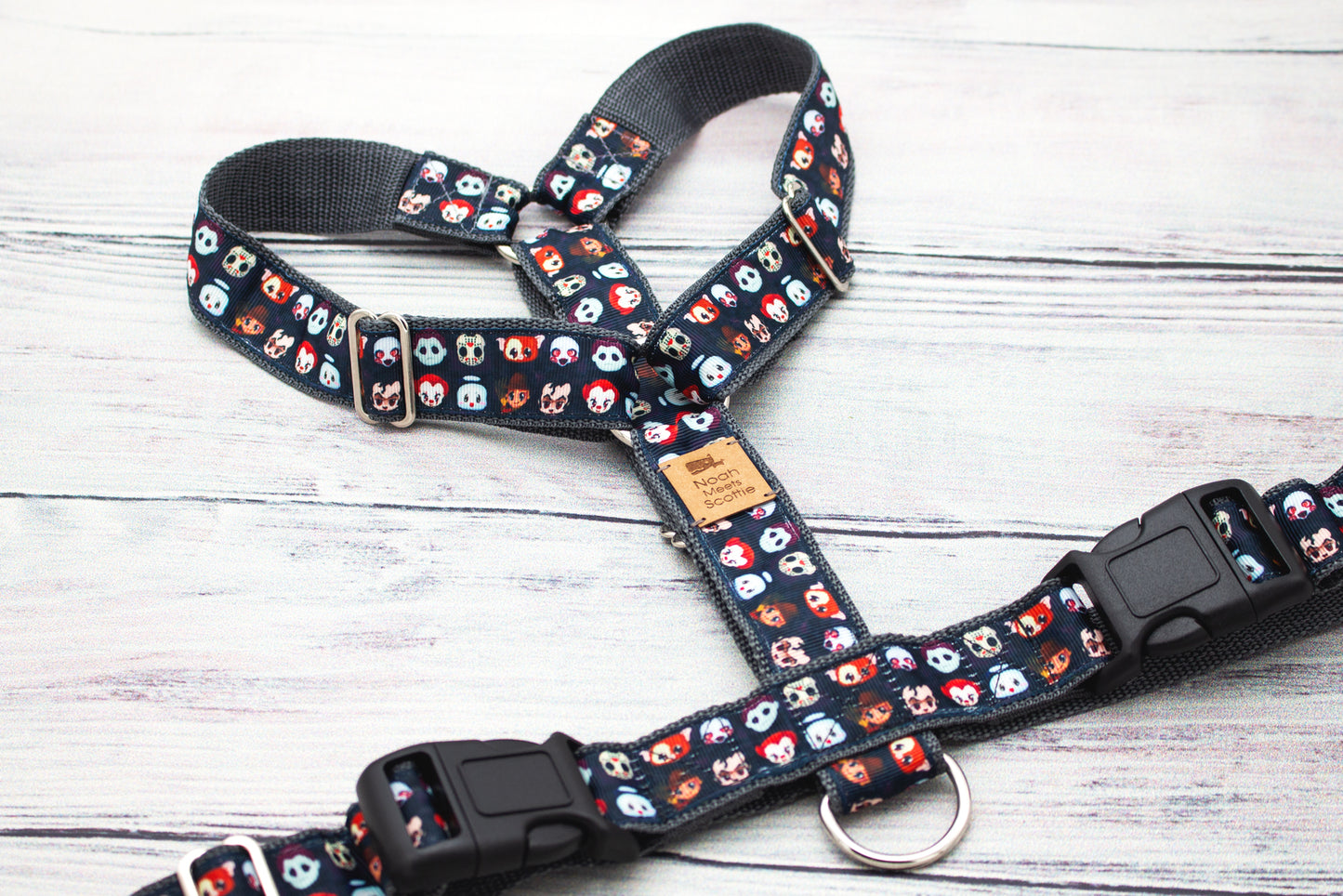 CREEPER CREW Hundegeschirr, creepy cute Muster mit bunten Popkultur-Gesichtern