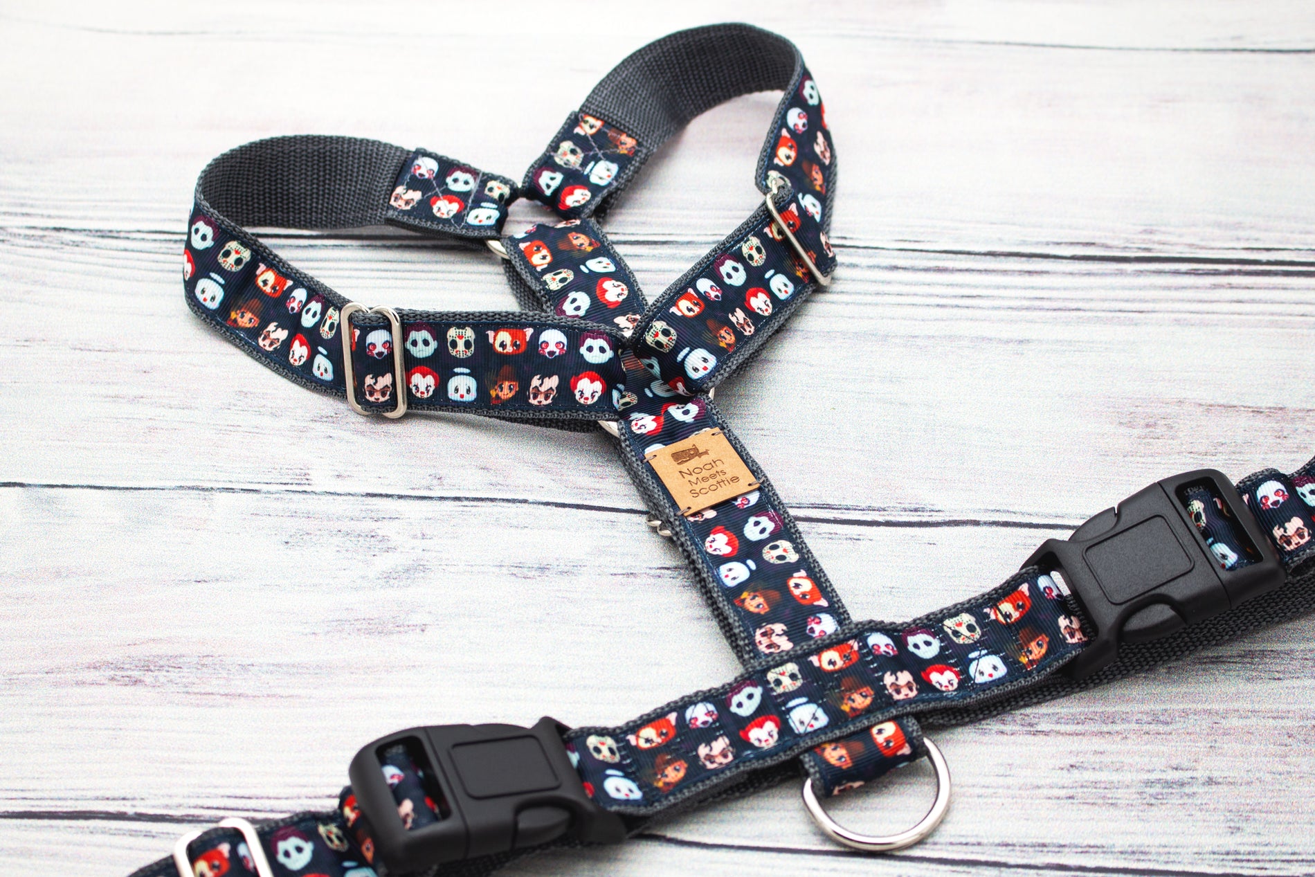 CREEPER CREW Hundegeschirr, creepy cute Muster mit bunten Popkultur-Gesichtern