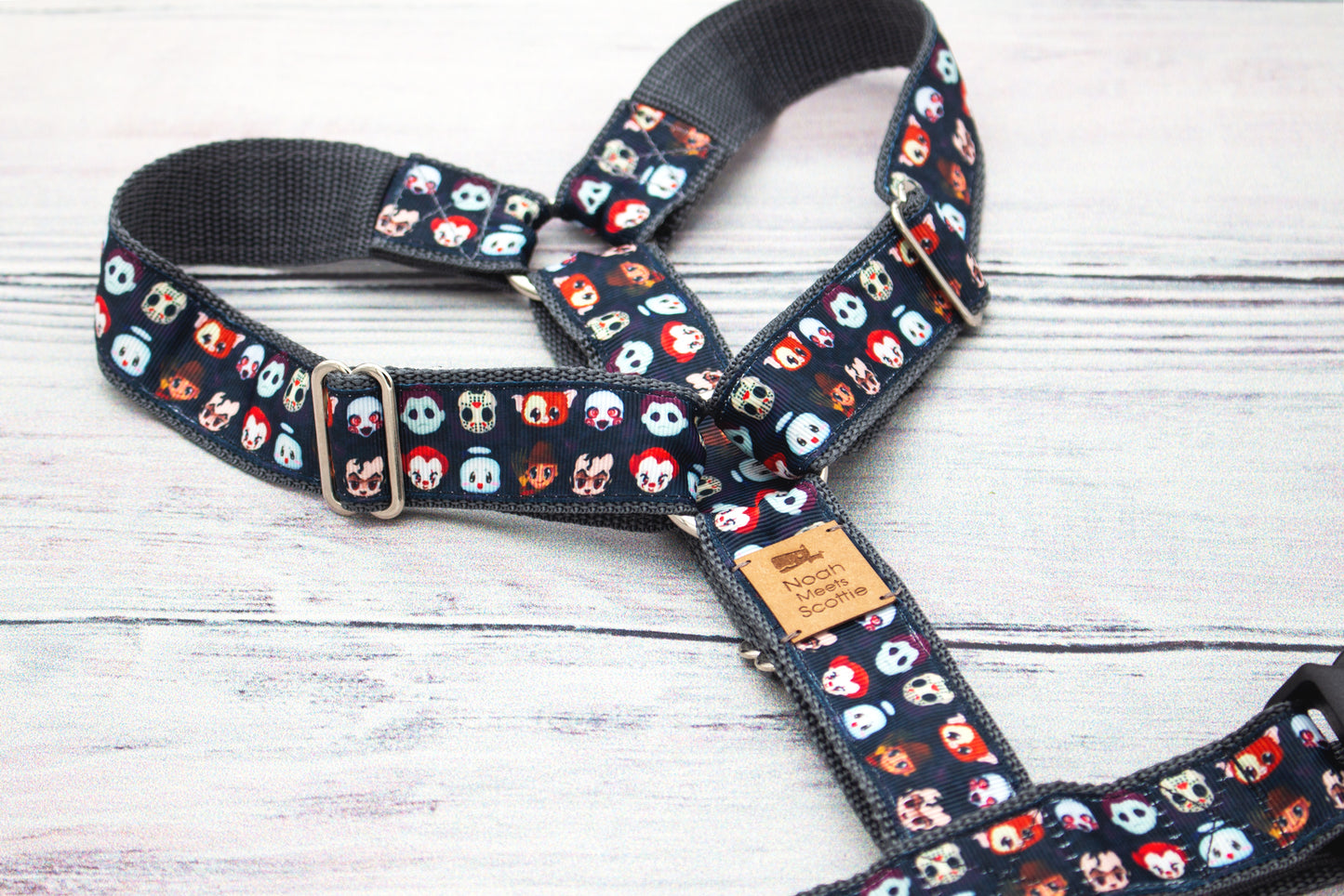 Detailaufnahme CREEPER CREW Hundegeschirr, bunte Comic-Monster-Köpfe auf dunklem Hintergrund