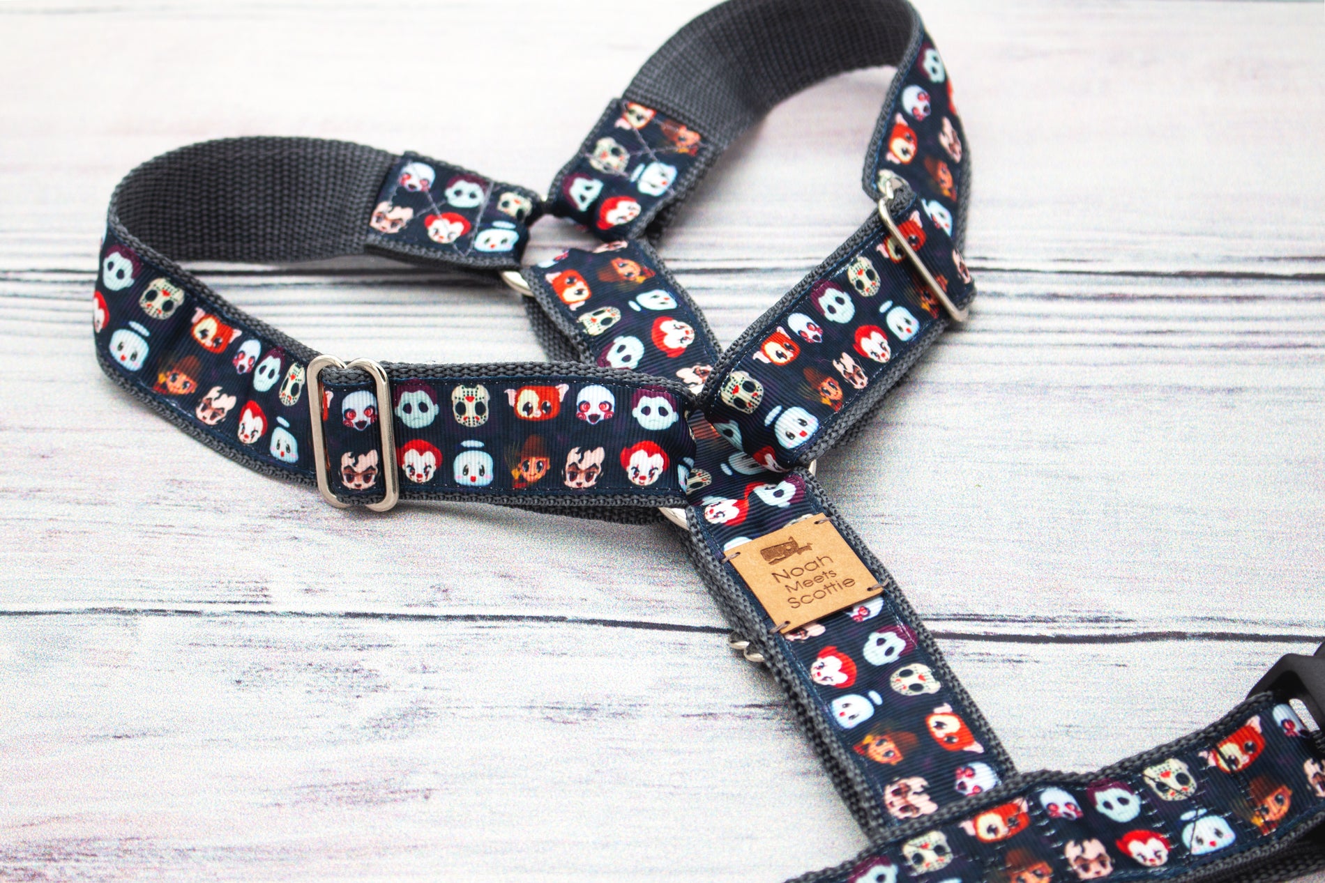 Detailaufnahme CREEPER CREW Hundegeschirr, bunte Comic-Monster-Köpfe auf dunklem Hintergrund