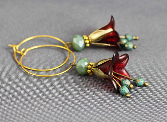 Creolen mit Blüten in Dunkelrot und Olivgrün – eleganter Schmuck in Gold