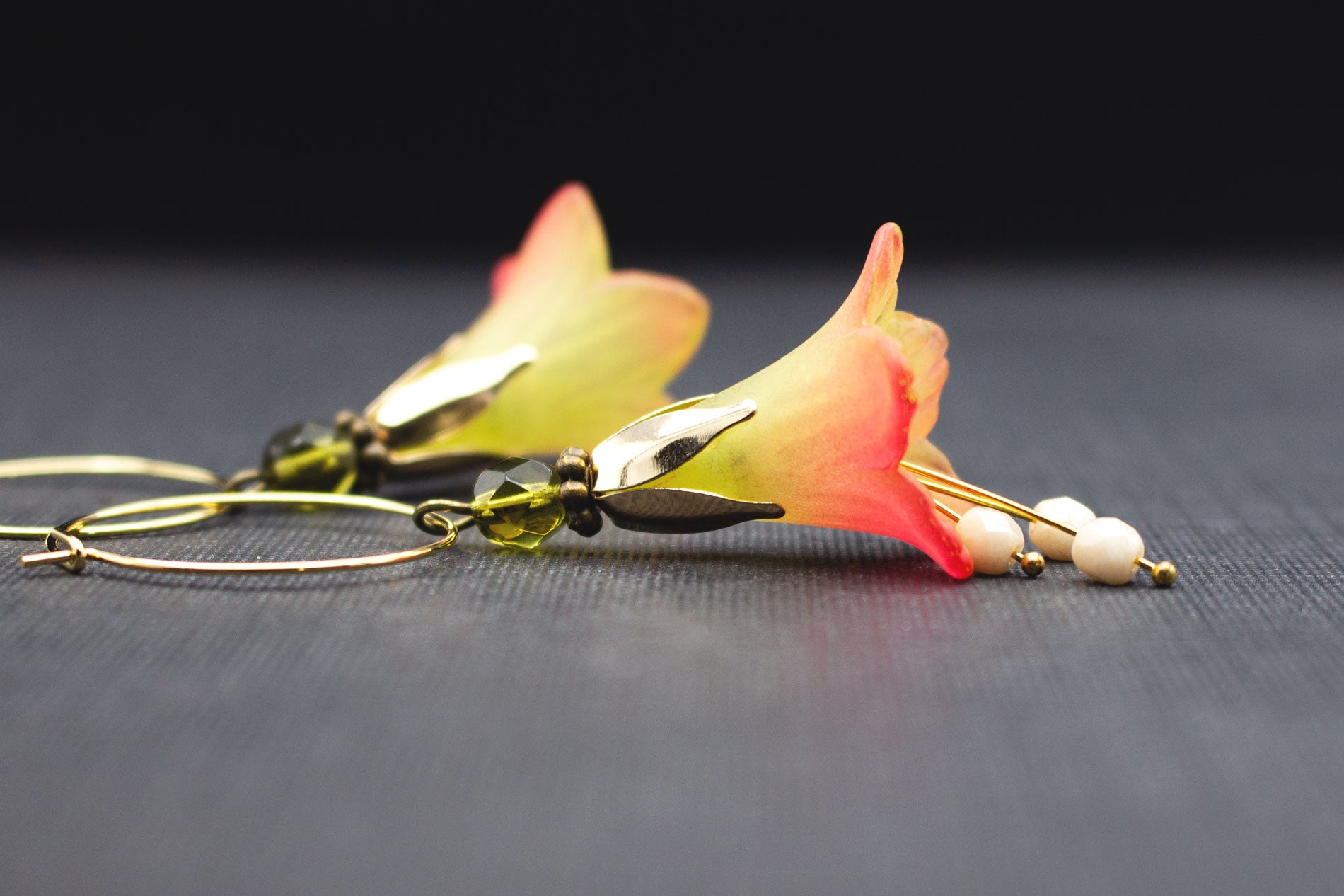Ohrringe Creolen Blüten zweifarbig – eleganter Schmuck in Two-Tone-Design