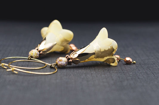 Creolen mit cremefarbenen Blüten und kupfer-goldenen Details