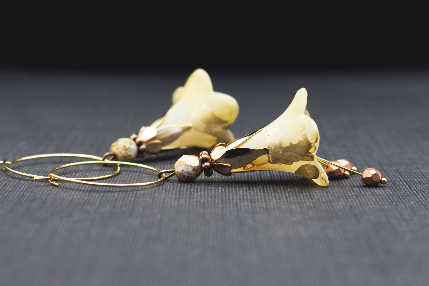 Detailansicht Creolen mit cremefarbenen Blüten und kupfer-goldenen Details