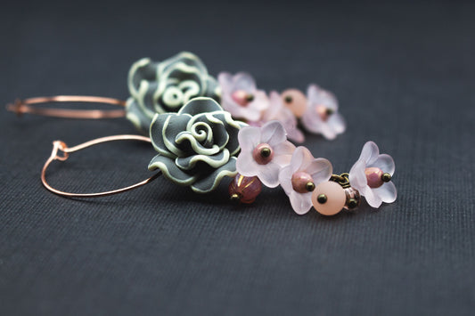 Creolen mit Fimo- und Acrylblüten in Roségold, Grau und Rosa, Glasperlen in Rosétönen
