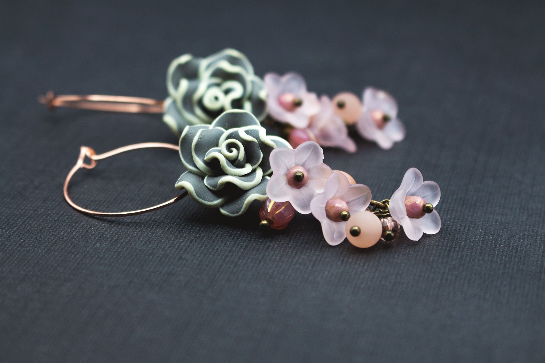 Seitenansicht von Creolen mit Fimo- und Acrylblüten in Roségold, Grau und Rosa