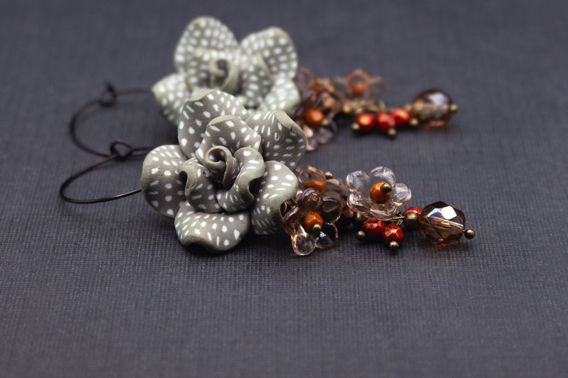 Creolen mit Fimo-Blume in Grau-Weiß und Perlen in warmen Herbstfarben