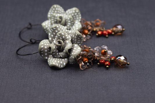Creolen mit Fimo-Blume in Grau-Weiß und Perlen in warmen Herbstfarben