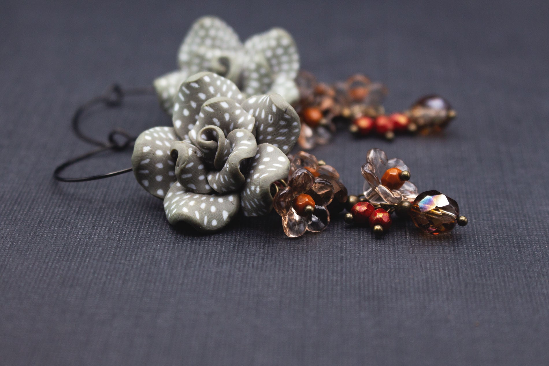Seitenansicht Creolen mit Fimo-Blume in Grau-Weiß und Glasperlen in Herbstfarben