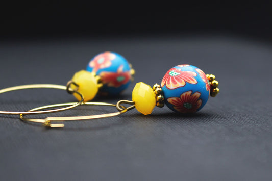 Creolen mit Fimo-Blumenperlen in Blau und gelben Glasperlen im Hawaii-Look