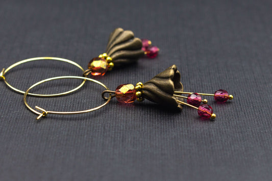 Creolen mit fuchsiafarbenen Blüten und goldenen Details – eleganter Boho-Schmuck
