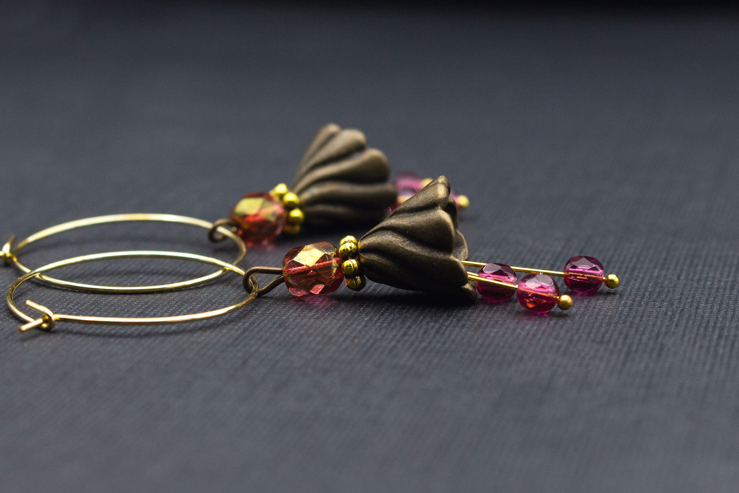 Elegante Creolen mit Blütenanhängern in Fuchsia und goldenen Akzenten im Boho-Stil