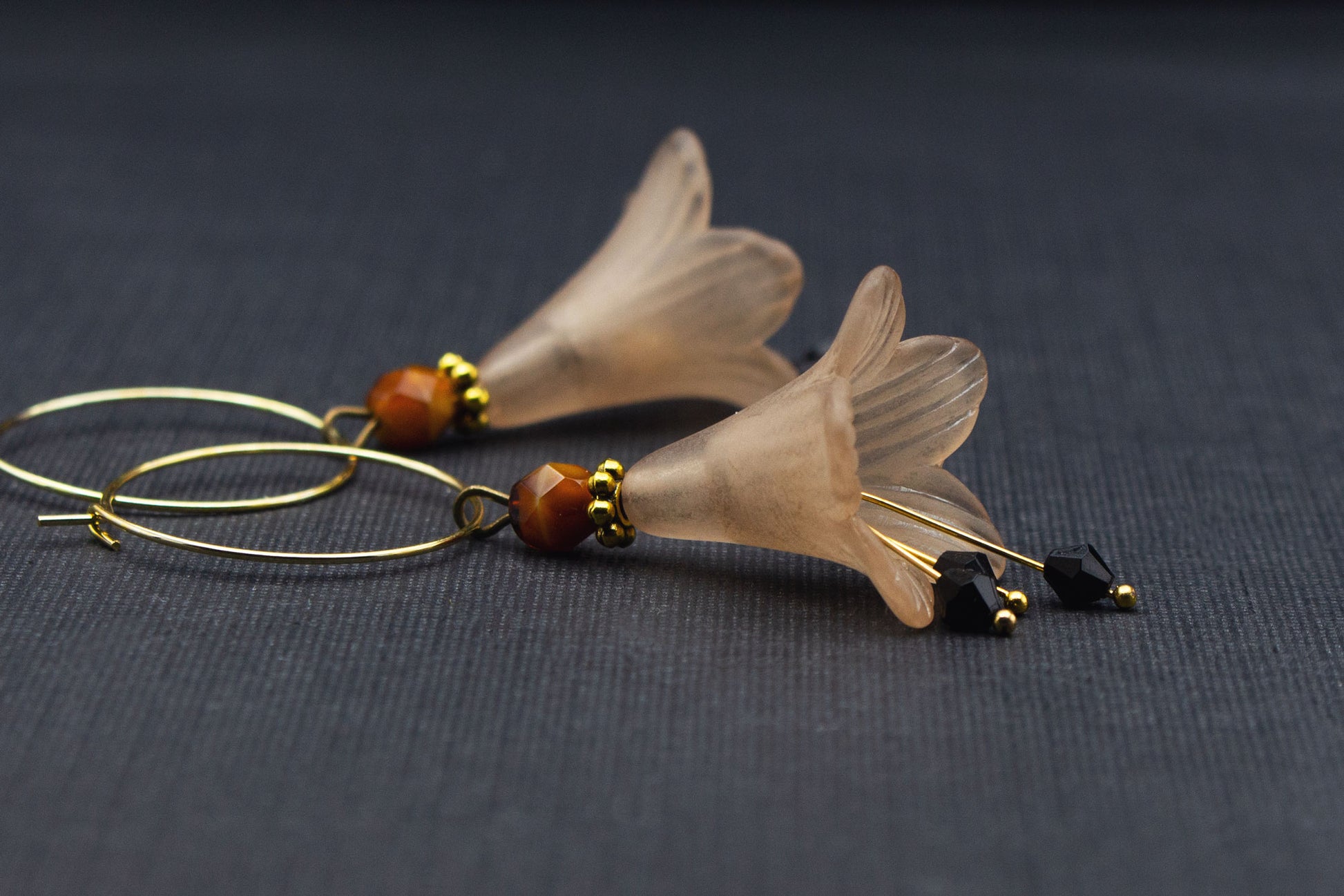 Creolen mit Glockenblumen in Beige und braunen Glasperlen, goldfarbene Creolen