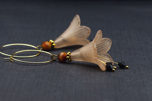 Creolen mit Glockenblumen in Beige und braunen Glasperlen, goldfarbene Creolen