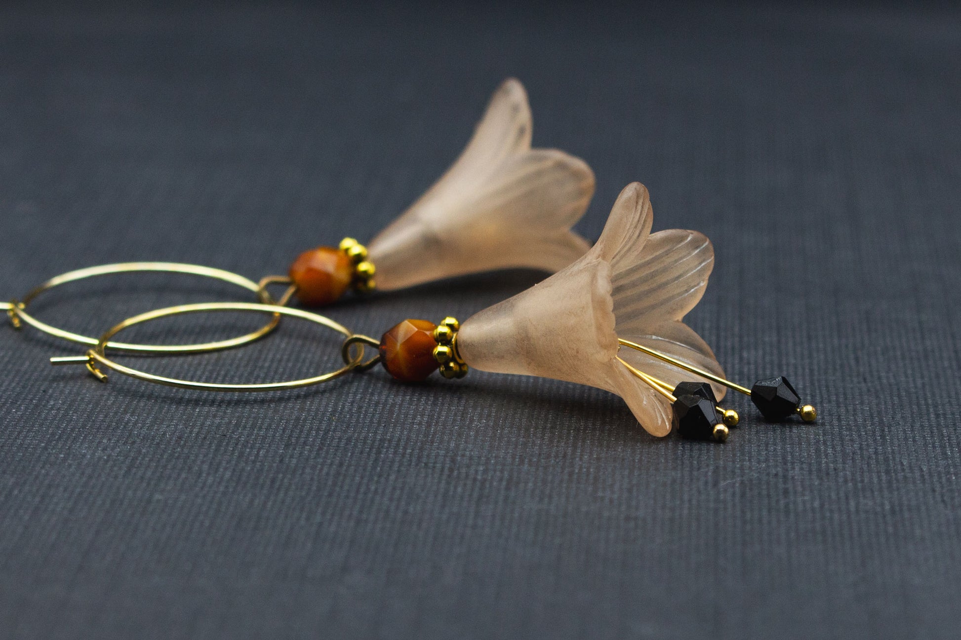 Seitenansicht Creolen mit Glockenblumen in Beige und braunen Perlen