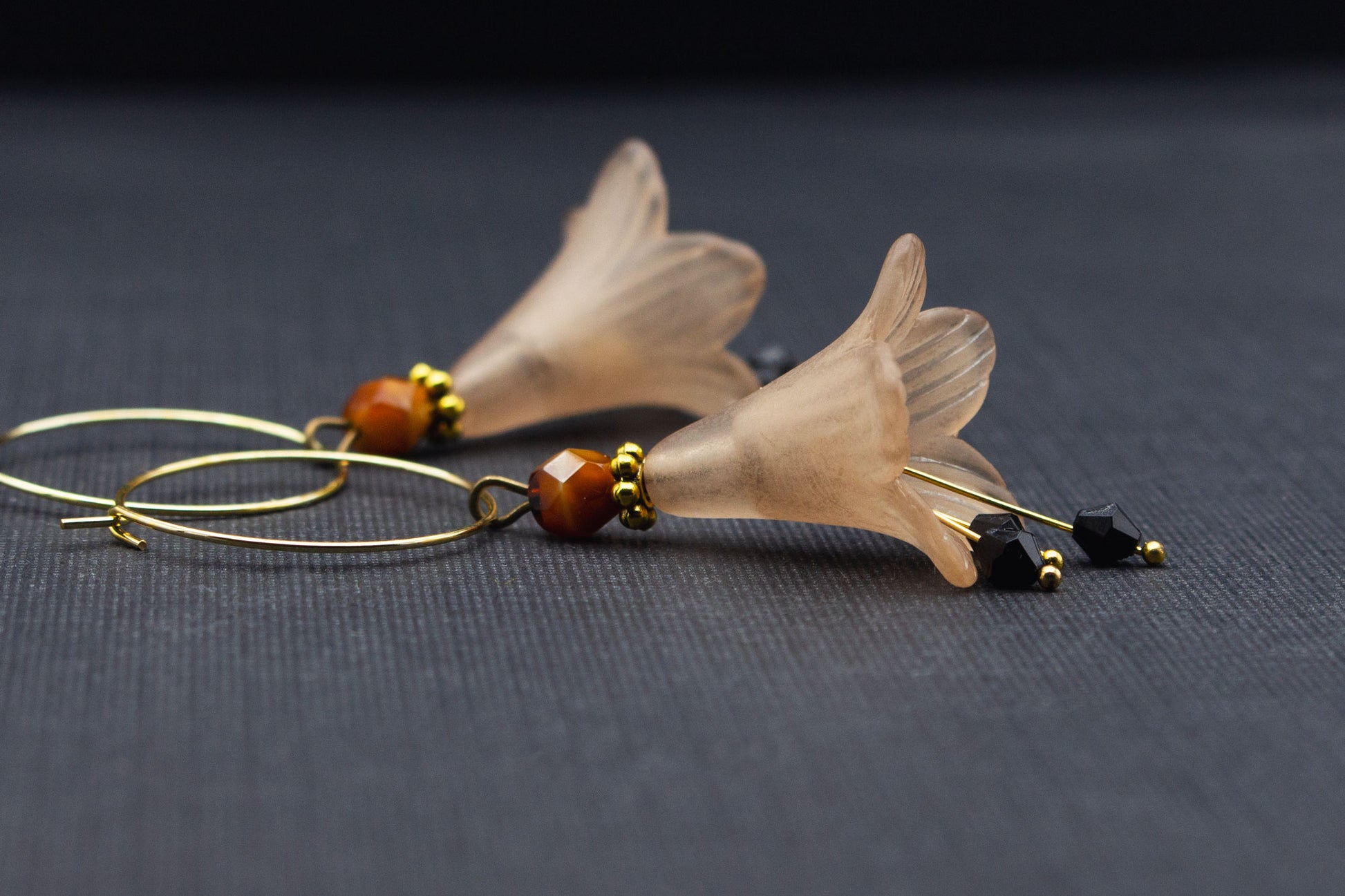 Detailansicht Creolen mit Glockenblumen in Beige, braunen und goldfarbenen Perlen