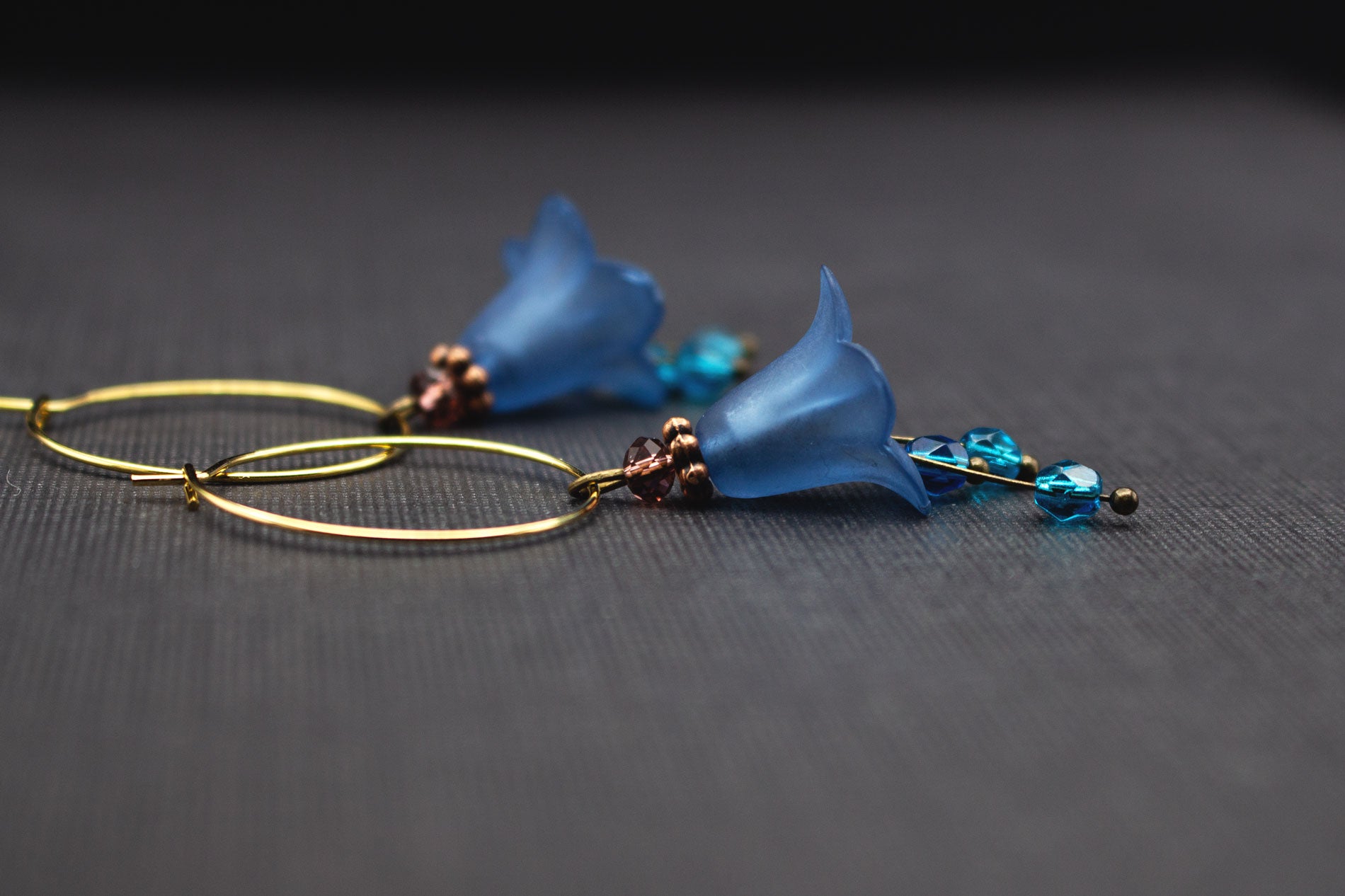 Creolen in Gold mit dunkelblauen Acrylblüten, Glasperlen in Ozeanblau und Aubergine