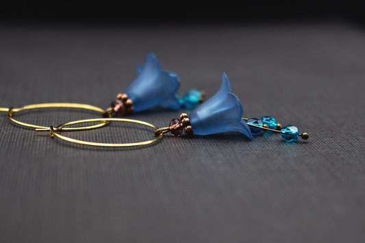 Creolen in Gold mit dunkelblauen Acrylblüten, Glasperlen in Ozeanblau und Aubergine