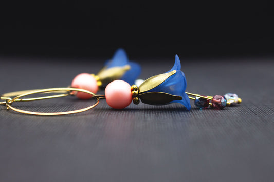Goldfarbene Creolen mit dunkelblauen Blüten und rosa Glasperlen