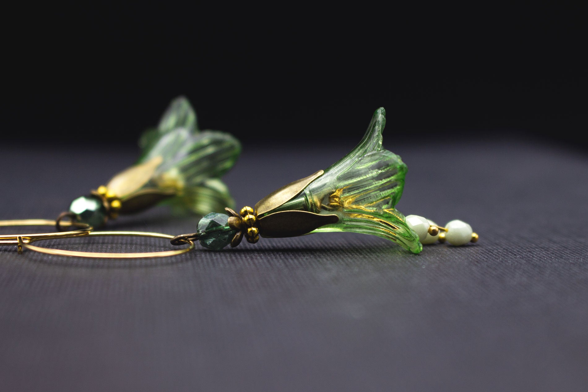 Goldfarbene Creolen Ohrringe mit grüner Acrylblüte und lindgrünen Glasperlen