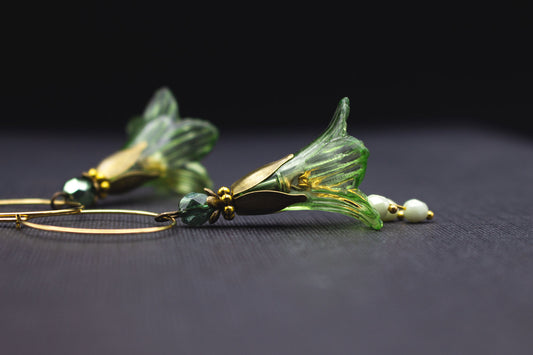 Goldfarbene Creolen Ohrringe mit grüner Acrylblüte und lindgrünen Glasperlen