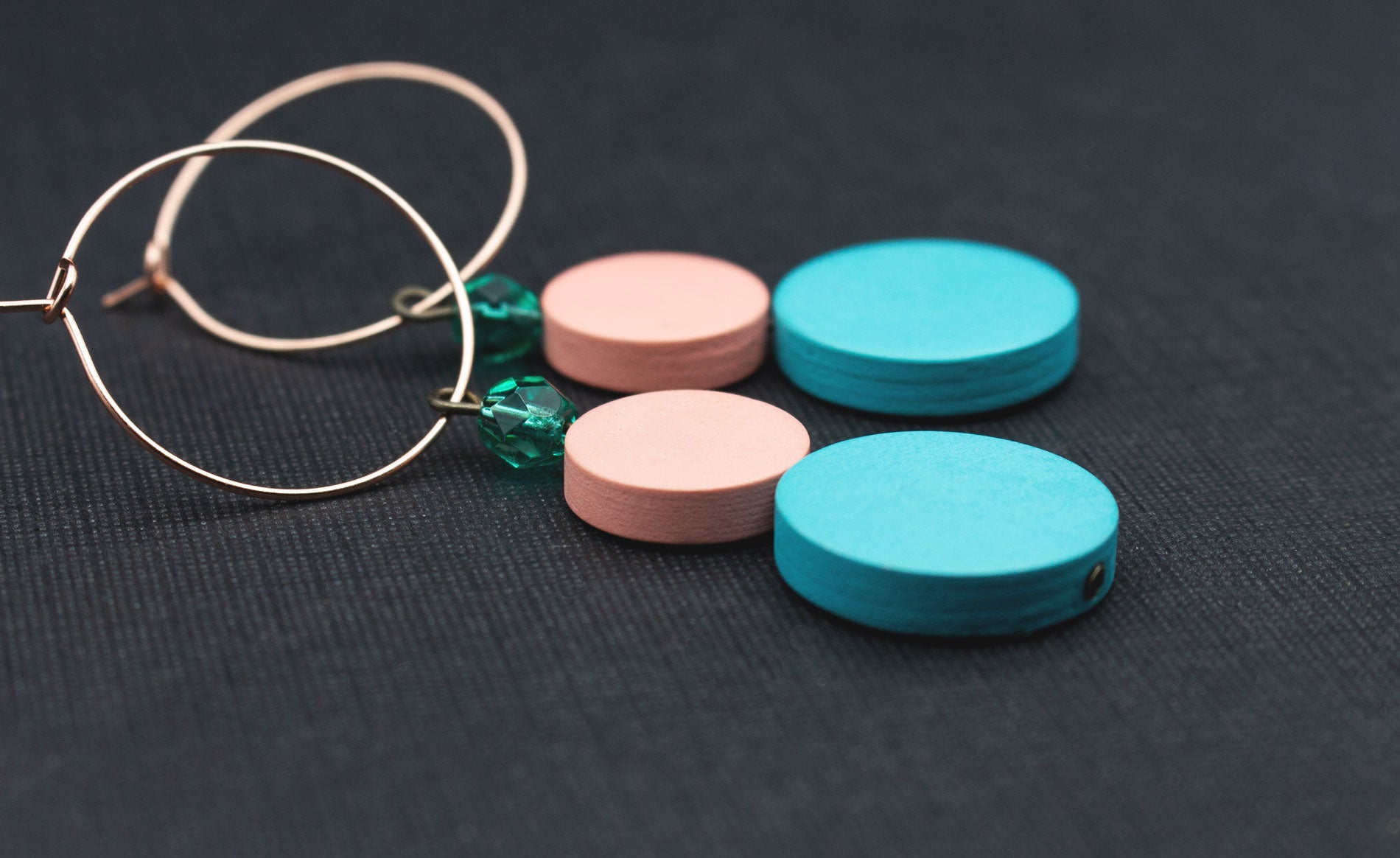 Moderne Holzohrringe Türkis Rosa mit Rosé Creolen und Glasperle, trendiger Sommer Schmuck für Frauen