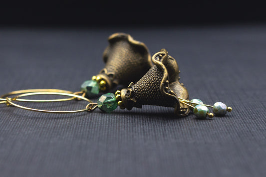 Creolen-Ohrringe mit Metallblüten in Antik-Bronze und grünen Perlen