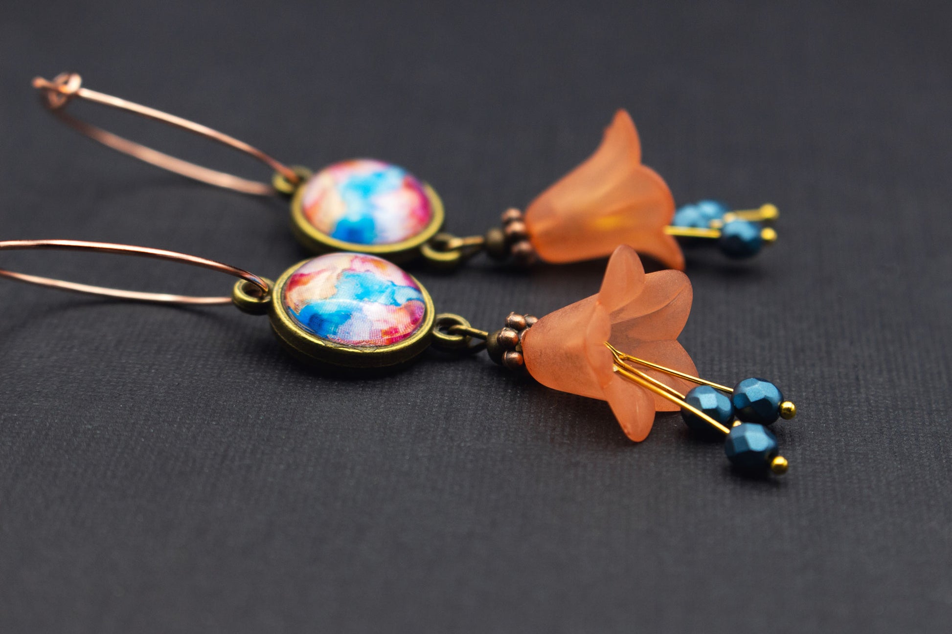 Creolen Ohrringe in Roségold mit orangefarbenen Acrylblüten und Cabochon in Petrol