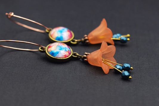 Creolen Ohrringe in Roségold mit orangefarbenen Acrylblüten und Cabochon in Petrol
