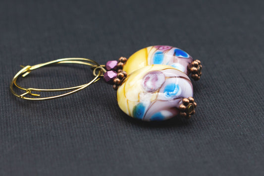 Creolen Ohrringe mit Glasanhänger in Beige und Lila – moderner Ohrschmuck in Gold