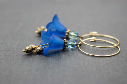 Creolen Ohrringe in Blau und Gold mit Blüten und Glasperlen – eleganter Ohrschmuck für Damen